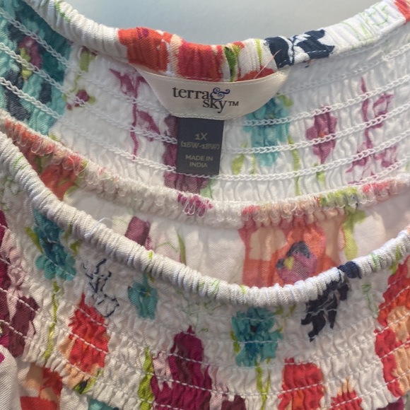 Terra & Sky Size 1XL Floral top with bell sleeves and smocking around the neck - Picture 4 of 6
